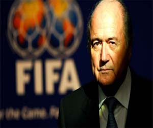   مصر اليوم - بلاتر يجتمع برئيس الاتحادين الفلسطيني والإسرائيلي لحل الأزمة الكروية